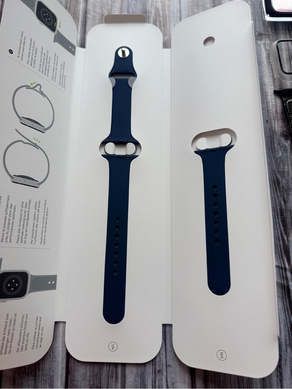 Apple Watch SE 40mm, silver aluminum case, abyss blue sport band - Picture 3 of 9